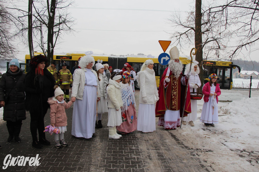 Św. Mikołaj zamienił sanie na autobus [GALERIA]