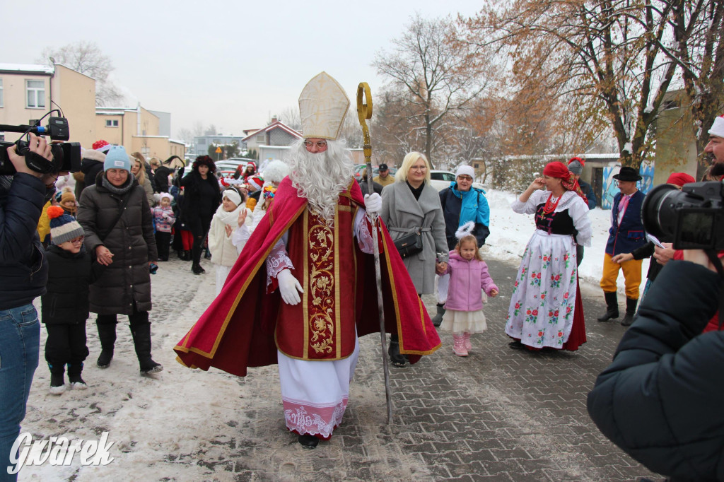 Św. Mikołaj zamienił sanie na autobus [GALERIA]