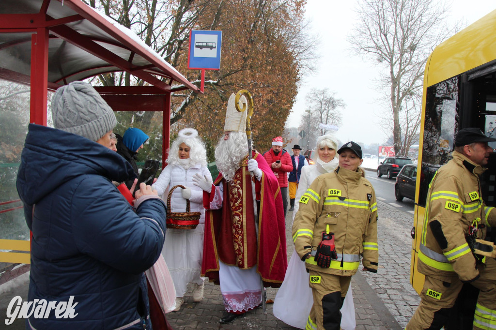 Św. Mikołaj zamienił sanie na autobus [GALERIA]