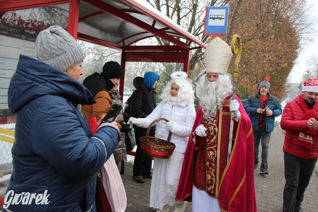 Św. Mikołaj zamienił sanie na autobus [GALERIA]