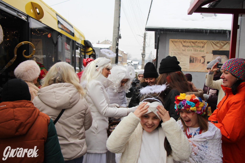 Św. Mikołaj zamienił sanie na autobus [GALERIA]