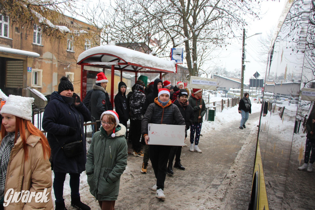 Św. Mikołaj zamienił sanie na autobus [GALERIA]