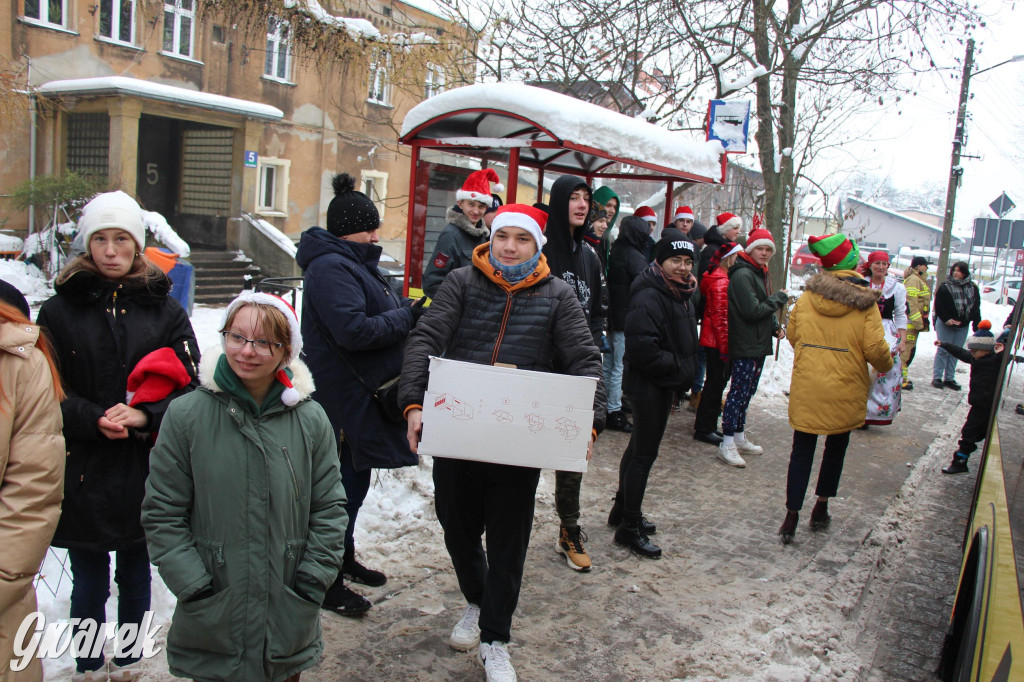 Św. Mikołaj zamienił sanie na autobus [GALERIA]