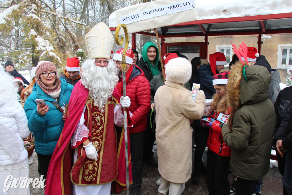 Św. Mikołaj zamienił sanie na autobus [GALERIA]