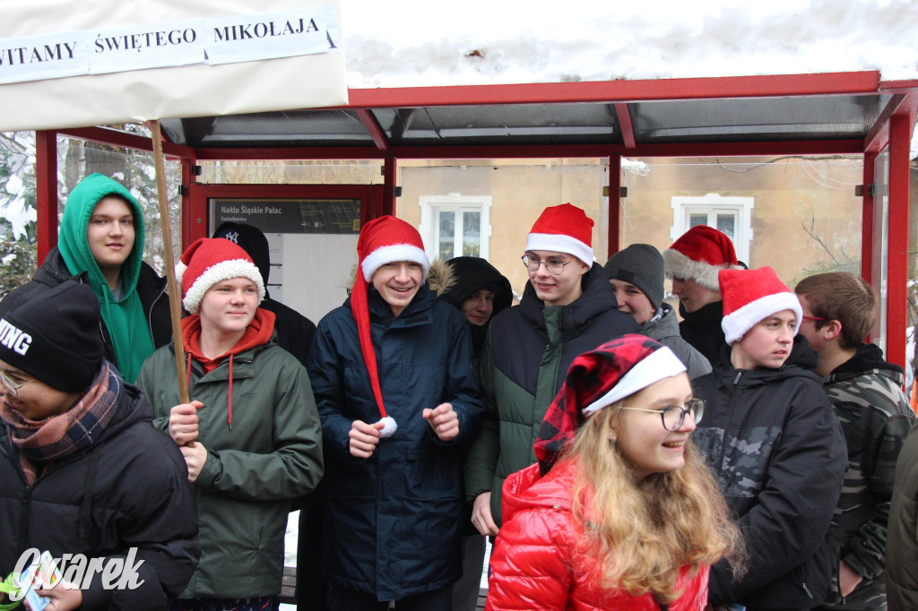 Św. Mikołaj zamienił sanie na autobus [GALERIA]