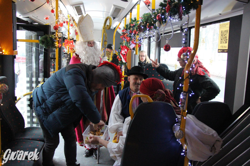 Św. Mikołaj zamienił sanie na autobus [GALERIA]