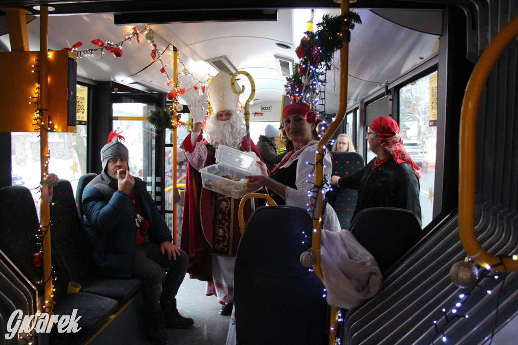 Św. Mikołaj zamienił sanie na autobus [GALERIA]