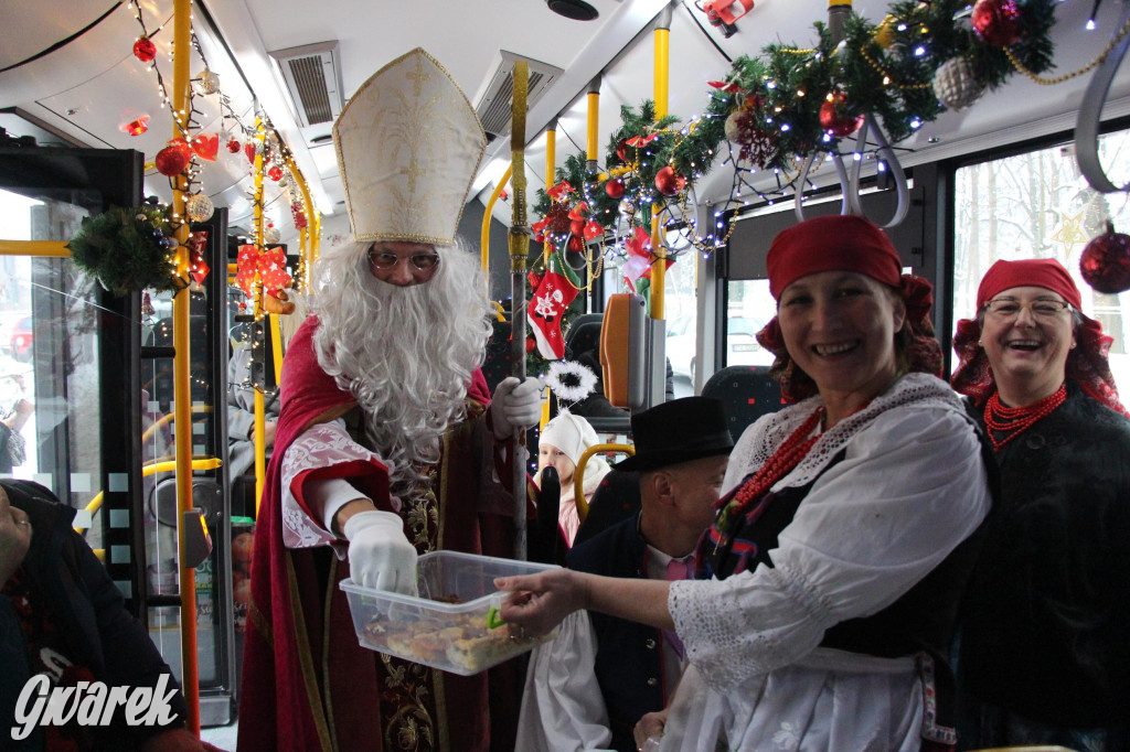 Św. Mikołaj zamienił sanie na autobus [GALERIA]