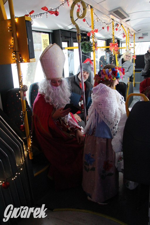 Św. Mikołaj zamienił sanie na autobus [GALERIA]