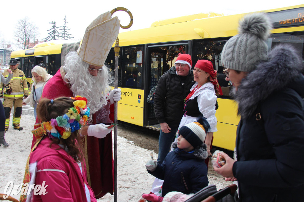 Św. Mikołaj zamienił sanie na autobus [GALERIA]