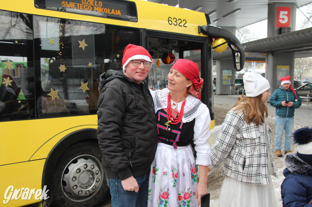 Św. Mikołaj zamienił sanie na autobus [GALERIA]