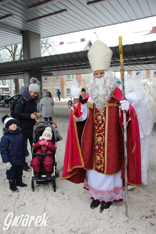 Św. Mikołaj zamienił sanie na autobus [GALERIA]