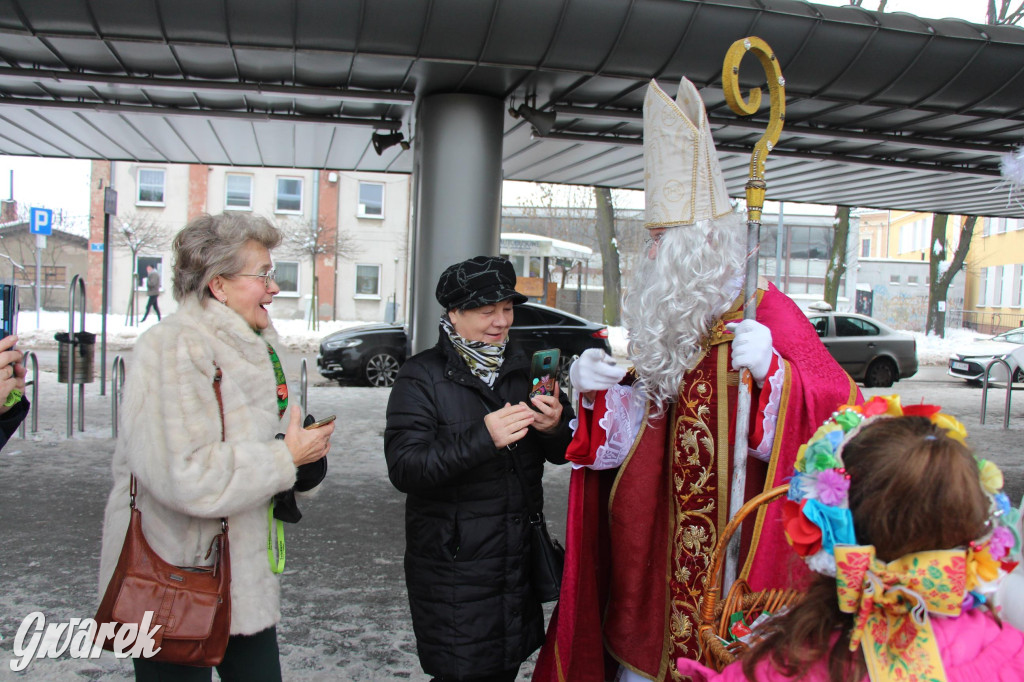 Św. Mikołaj zamienił sanie na autobus [GALERIA]