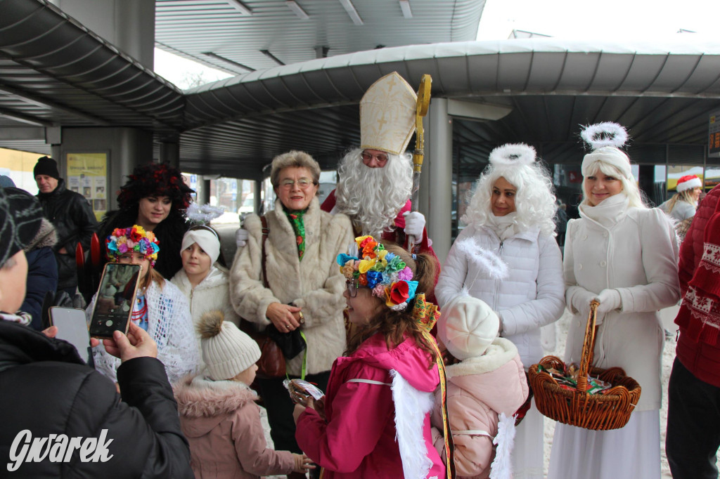 Św. Mikołaj zamienił sanie na autobus [GALERIA]