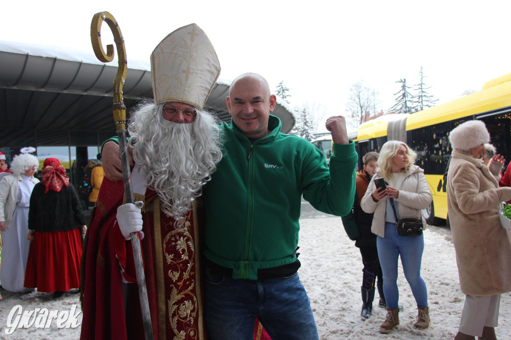 Św. Mikołaj zamienił sanie na autobus [GALERIA]