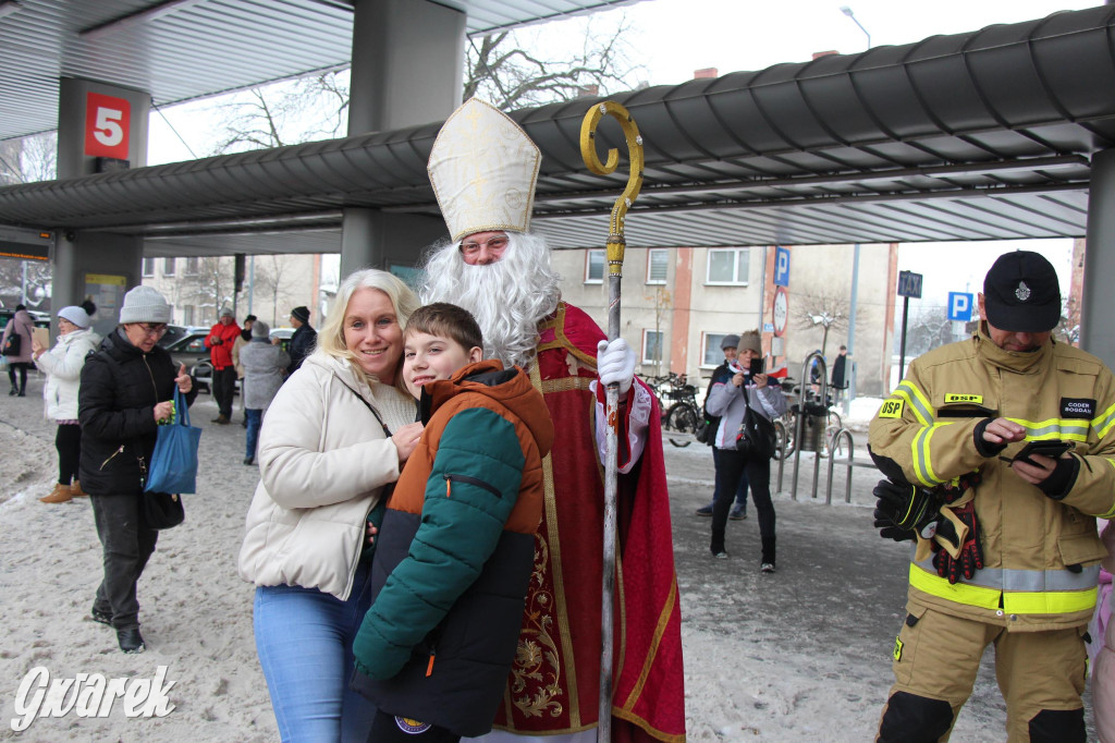 Św. Mikołaj zamienił sanie na autobus [GALERIA]