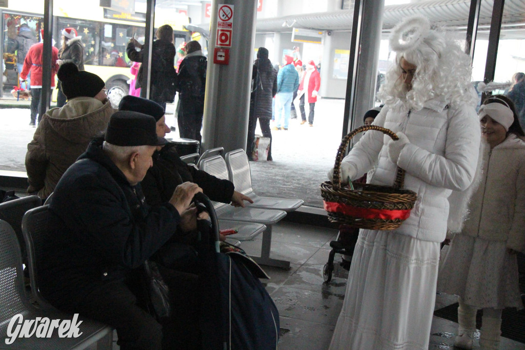 Św. Mikołaj zamienił sanie na autobus [GALERIA]