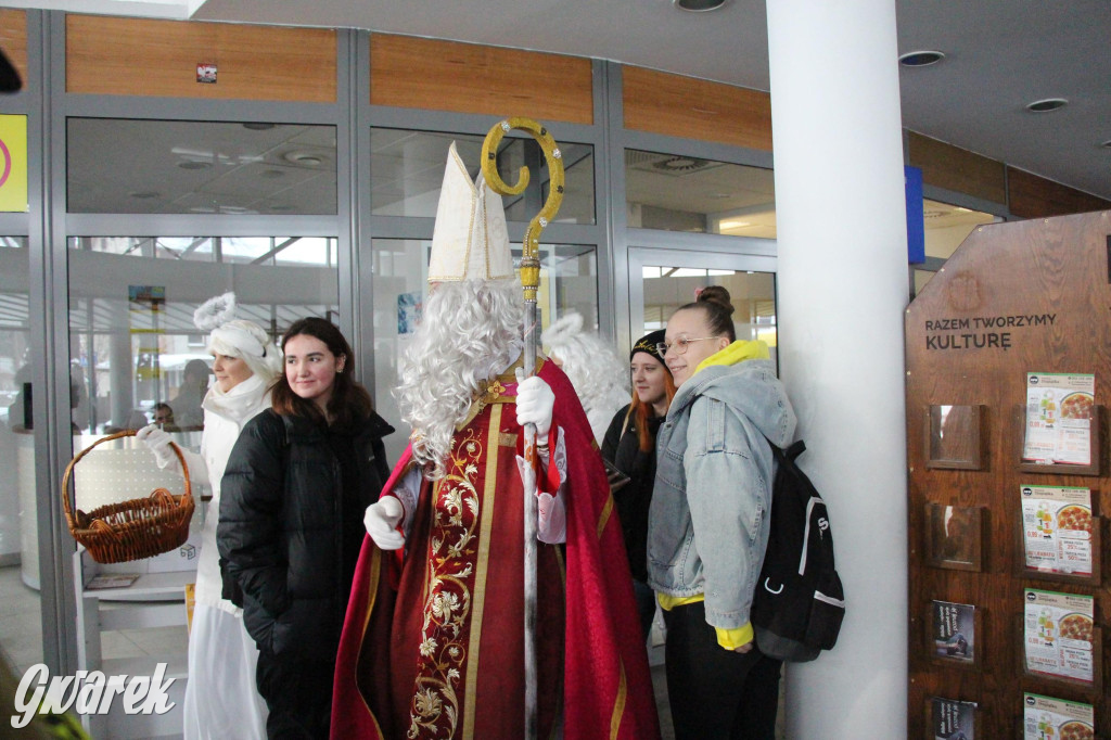 Św. Mikołaj zamienił sanie na autobus [GALERIA]