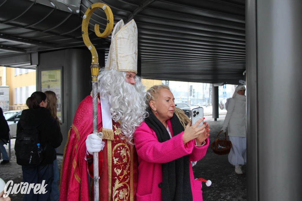 Św. Mikołaj zamienił sanie na autobus [GALERIA]