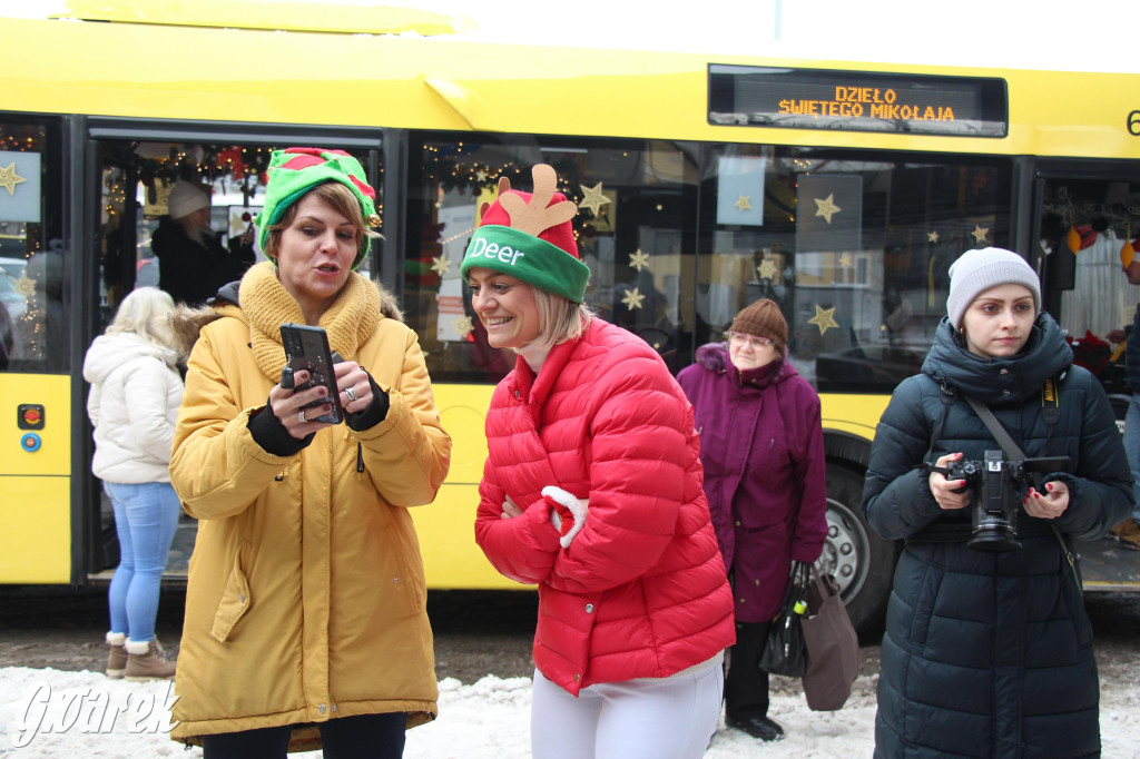 Św. Mikołaj zamienił sanie na autobus [GALERIA]