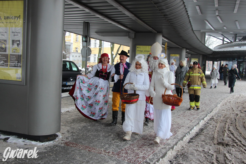 Św. Mikołaj zamienił sanie na autobus [GALERIA]