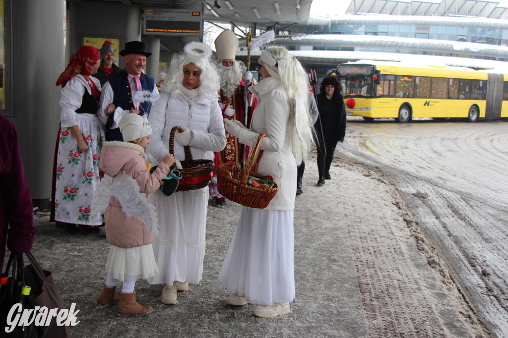 Św. Mikołaj zamienił sanie na autobus [GALERIA]