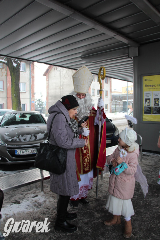 Św. Mikołaj zamienił sanie na autobus [GALERIA]