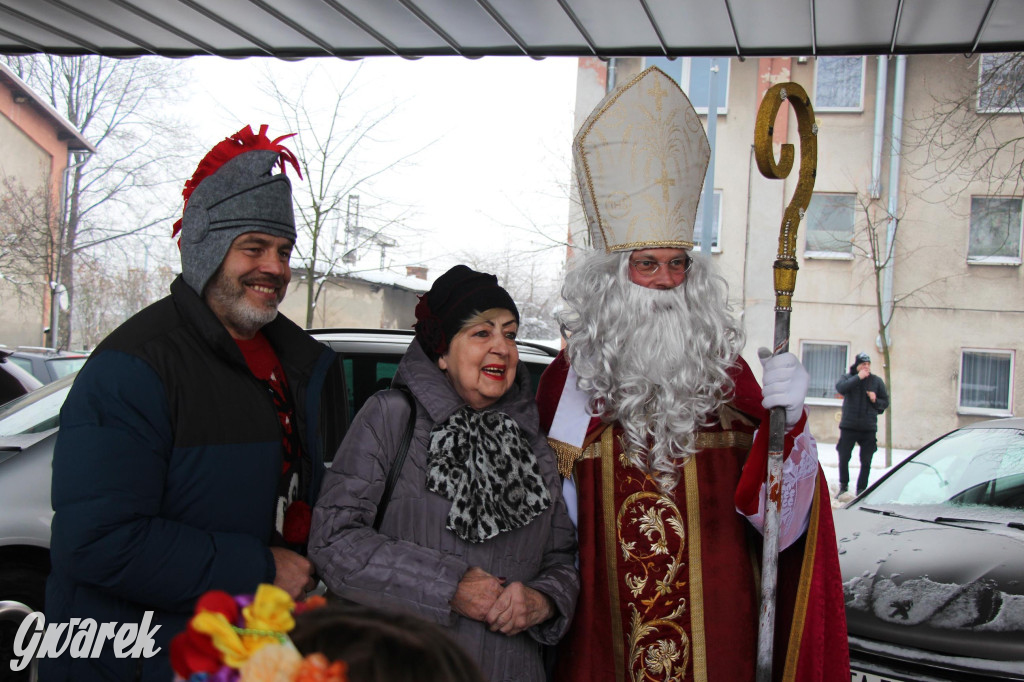 Św. Mikołaj zamienił sanie na autobus [GALERIA]