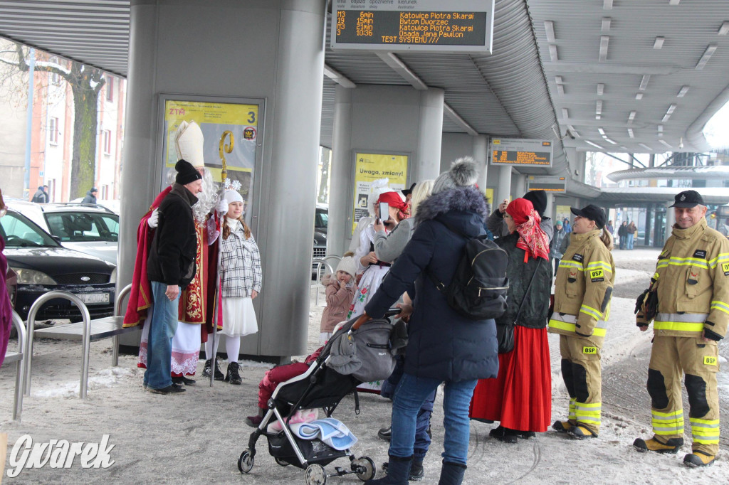 Św. Mikołaj zamienił sanie na autobus [GALERIA]