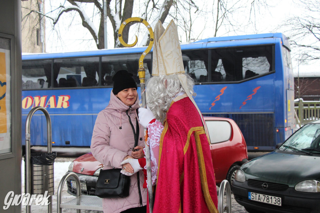 Św. Mikołaj zamienił sanie na autobus [GALERIA]