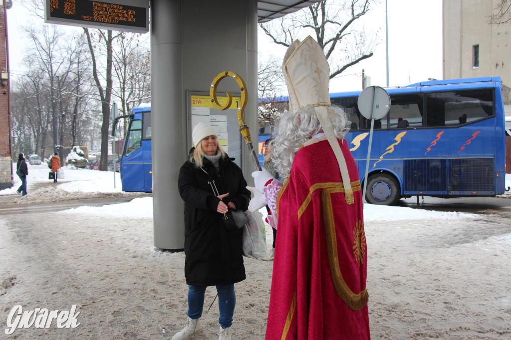 Św. Mikołaj zamienił sanie na autobus [GALERIA]