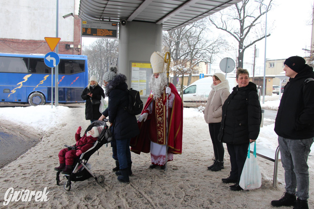 Św. Mikołaj zamienił sanie na autobus [GALERIA]