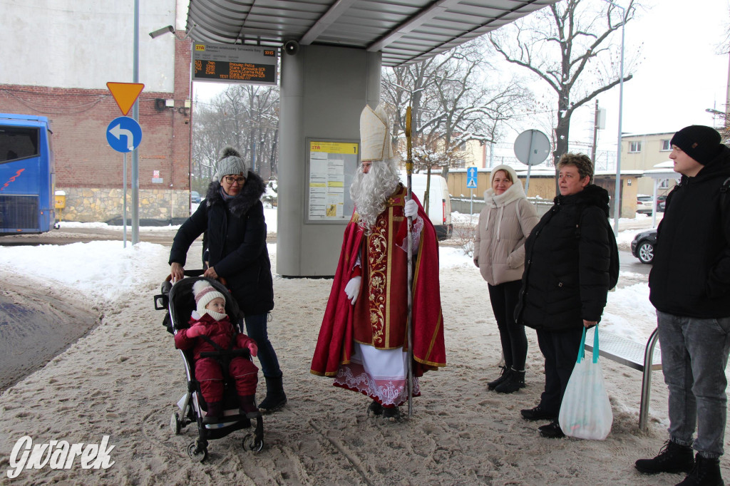 Św. Mikołaj zamienił sanie na autobus [GALERIA]