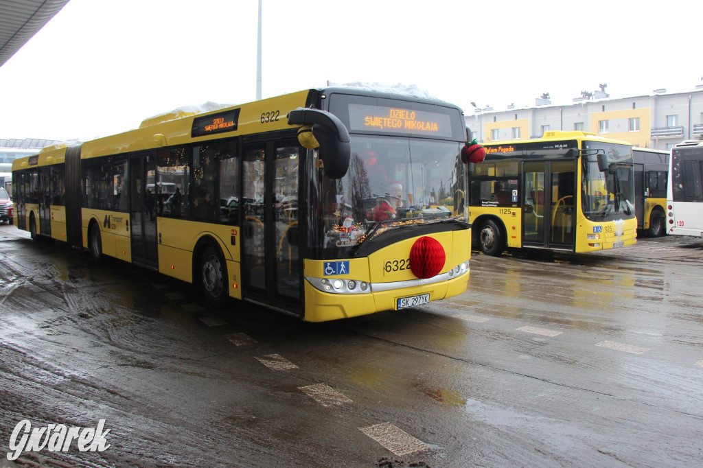 Św. Mikołaj zamienił sanie na autobus [GALERIA]