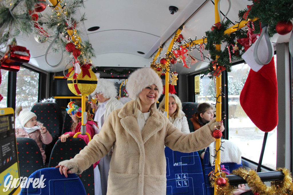 Św. Mikołaj zamienił sanie na autobus [GALERIA]