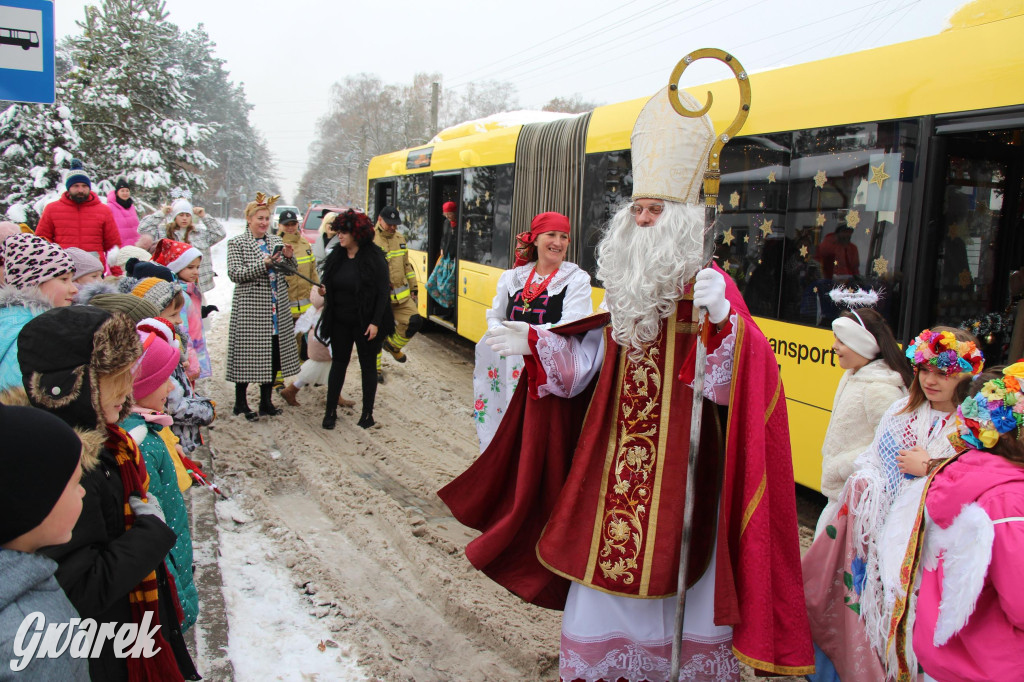 Św. Mikołaj zamienił sanie na autobus [GALERIA]