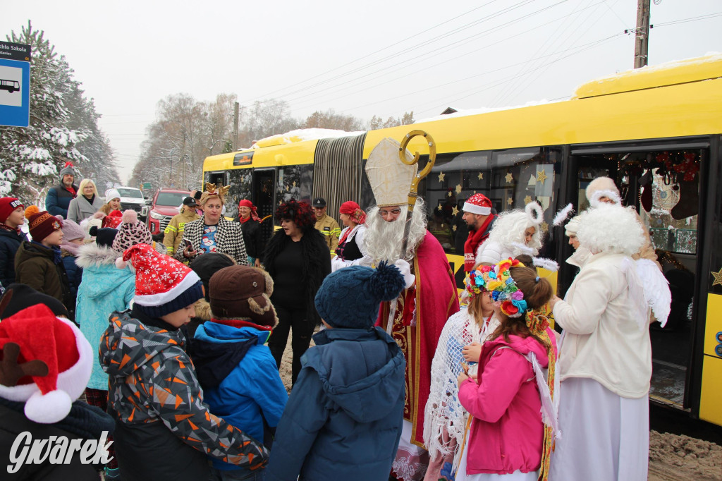 Św. Mikołaj zamienił sanie na autobus [GALERIA]