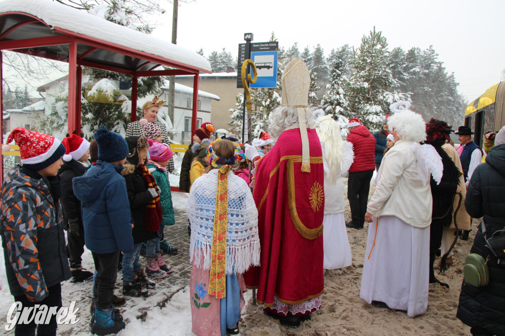 Św. Mikołaj zamienił sanie na autobus [GALERIA]