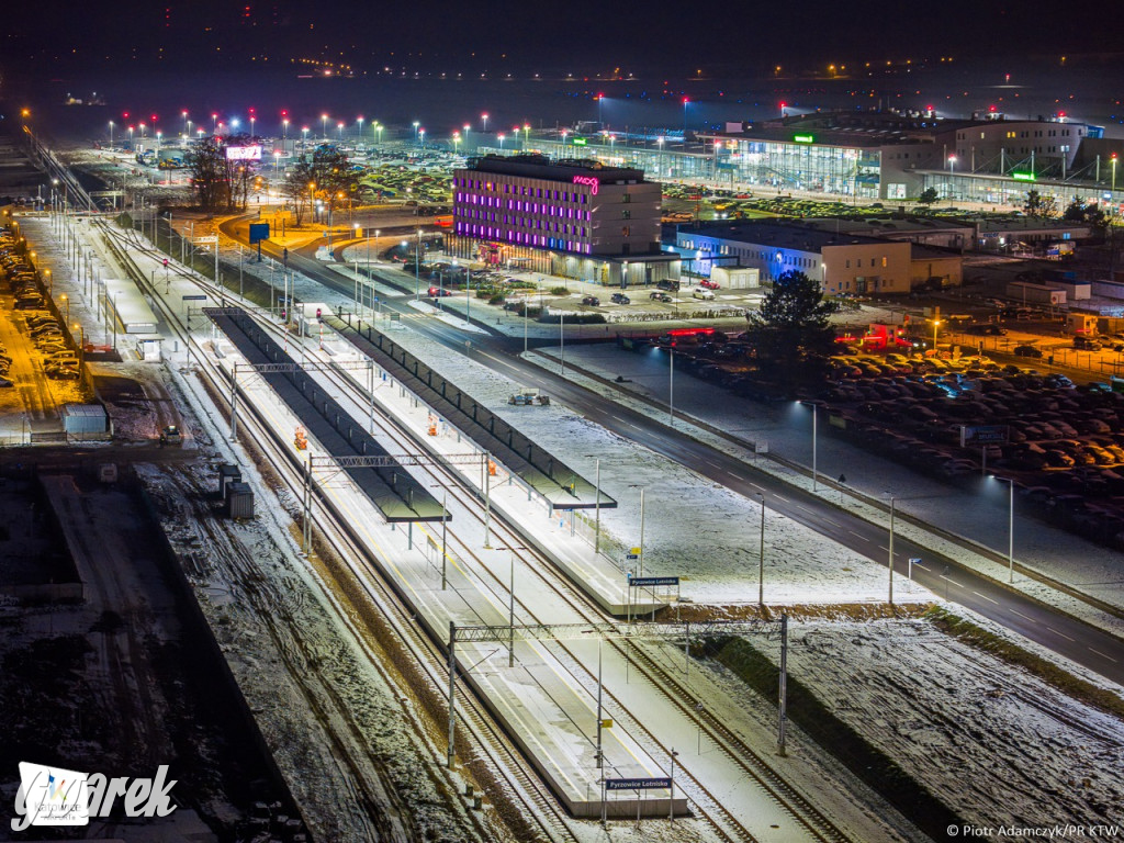 Ruszają pociągi na lotnisko. Ceny biletów [FOTO]