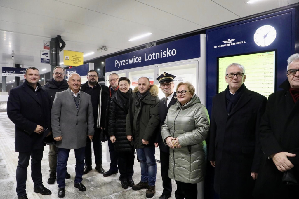 Tarnowskie Góry, Pyrzowice. Pierwsze kursy pociągów