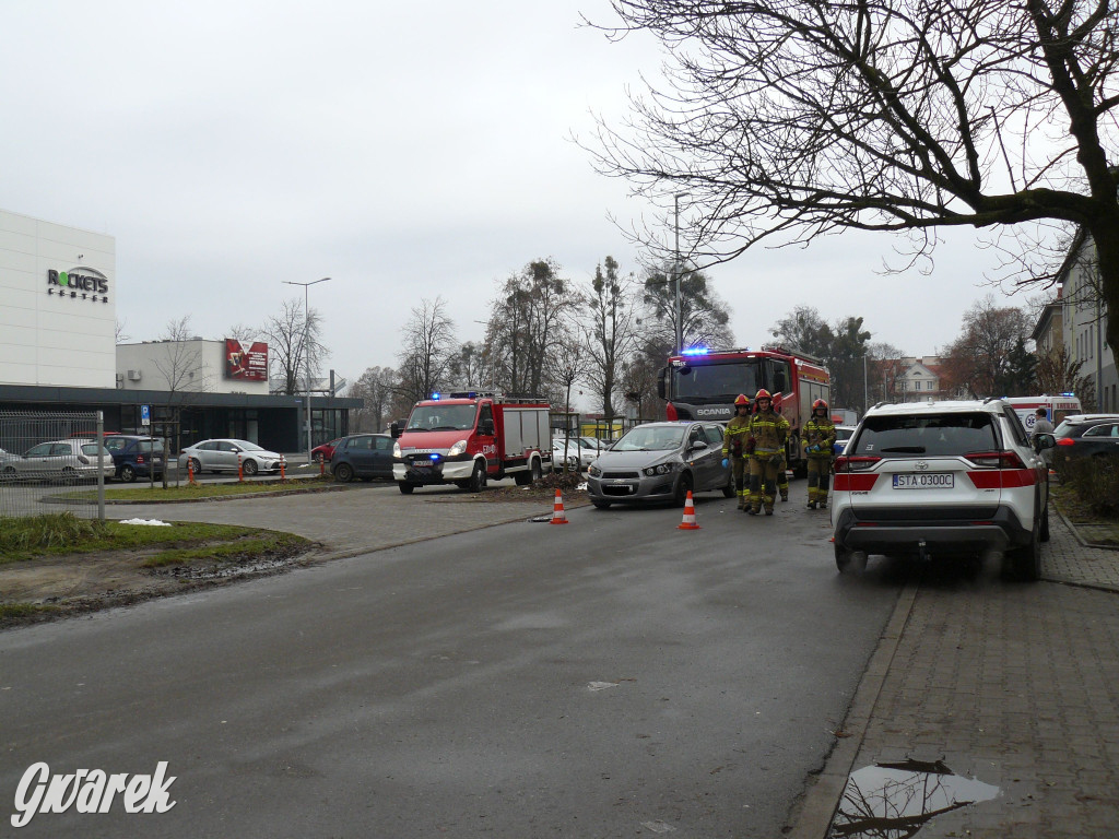 Tarnowskie Góry. Ranny mężczyzna, w aucie dziecko [FOTO]