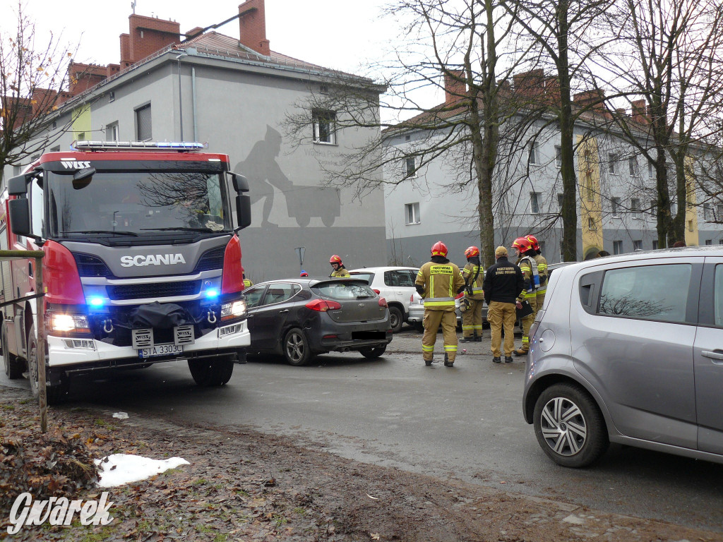 Tarnowskie Góry. Ranny mężczyzna, w aucie dziecko [FOTO]