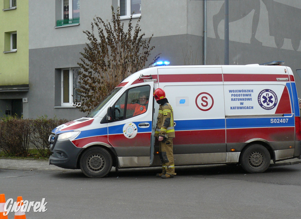 Tarnowskie Góry. Ranny mężczyzna, w aucie dziecko [FOTO]