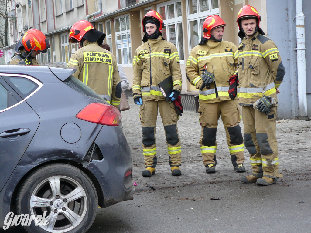 Tarnowskie Góry. Ranny mężczyzna, w aucie dziecko [FOTO]