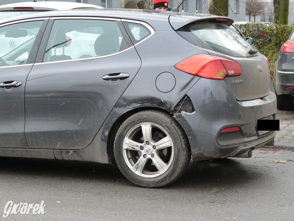 Tarnowskie Góry. Ranny mężczyzna, w aucie dziecko [FOTO]