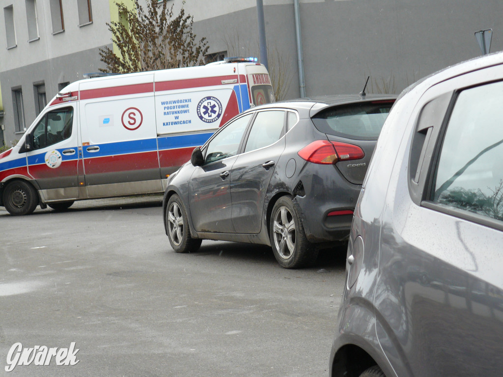 Tarnowskie Góry. Ranny mężczyzna, w aucie dziecko [FOTO]