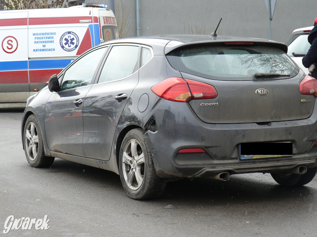 Tarnowskie Góry. Ranny mężczyzna, w aucie dziecko [FOTO]