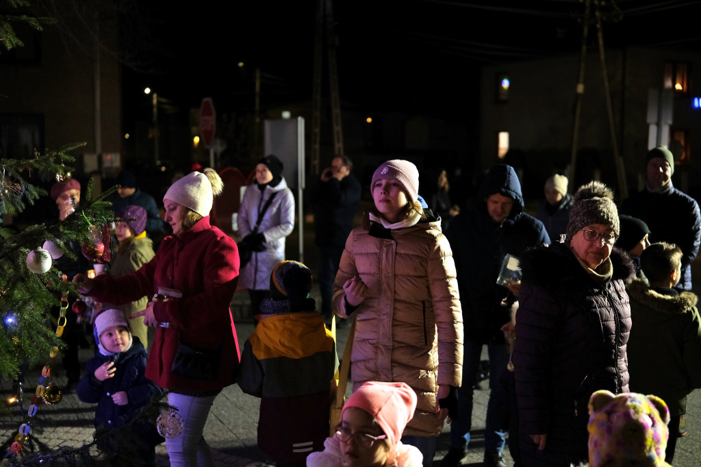 Sołtys zaprosił na strojenie choinki [FOTO]