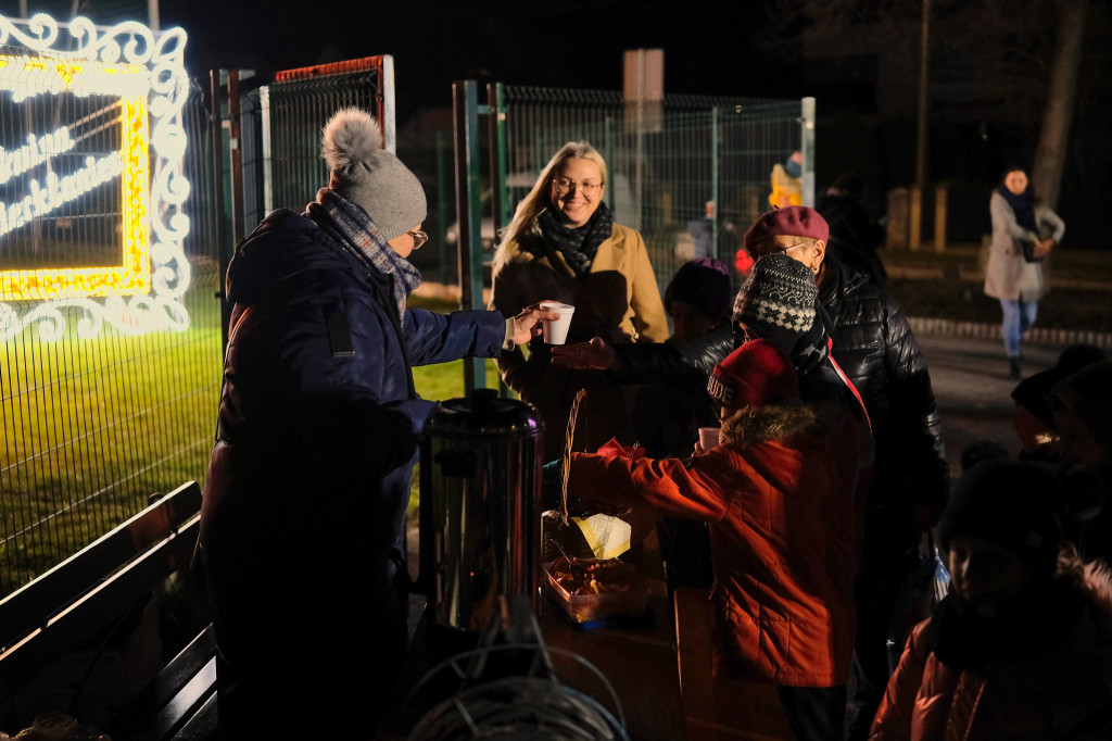 Sołtys zaprosił na strojenie choinki [FOTO]