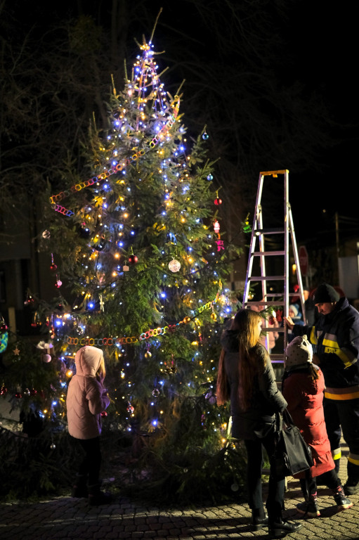 Sołtys zaprosił na strojenie choinki [FOTO]